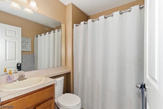 106 Limerick Ln, Lopatcong Twp., NJ 08865