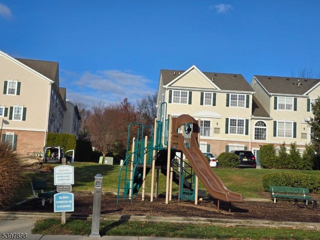 106 Limerick Ln, Lopatcong Twp., NJ 08865