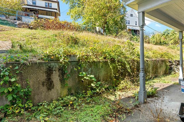 975 Thompson Ave, Donora, PA 15033