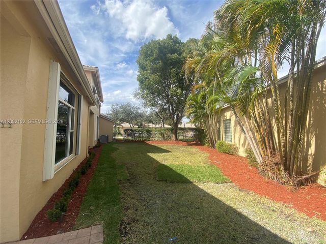 2486 Bay Isle Dr, Weston, FL 33327