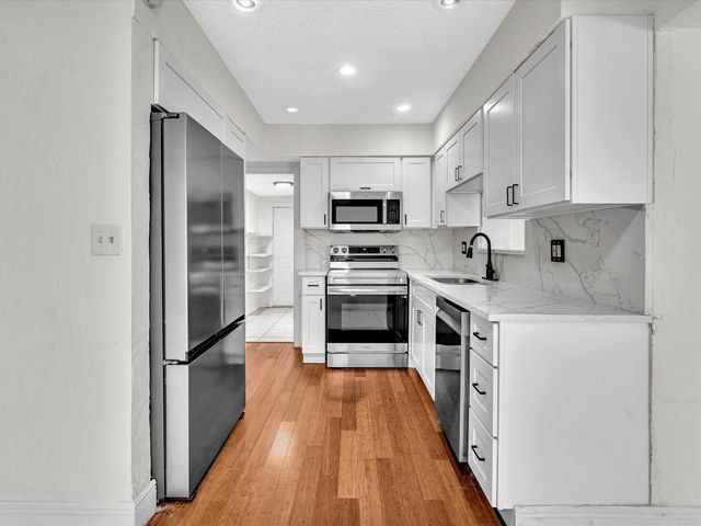 6661 Meade St, Hollywood, FL 33024