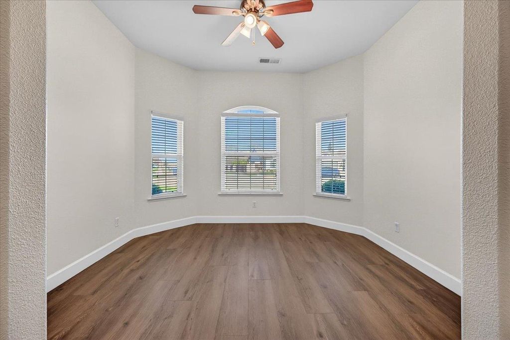 Image 12 of property listing at 6395 W Portals Avenue, Fresno, CA 93723