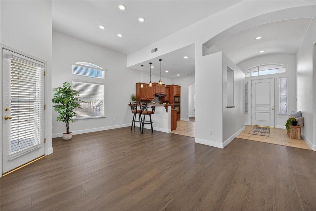 Image 2 of property listing at 6395 W Portals Avenue, Fresno, CA 93723