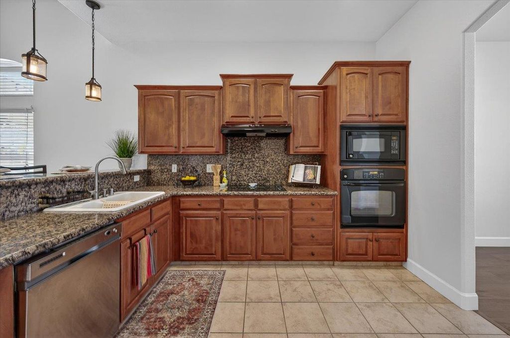 Image 20 of property listing at 6395 W Portals Avenue, Fresno, CA 93723