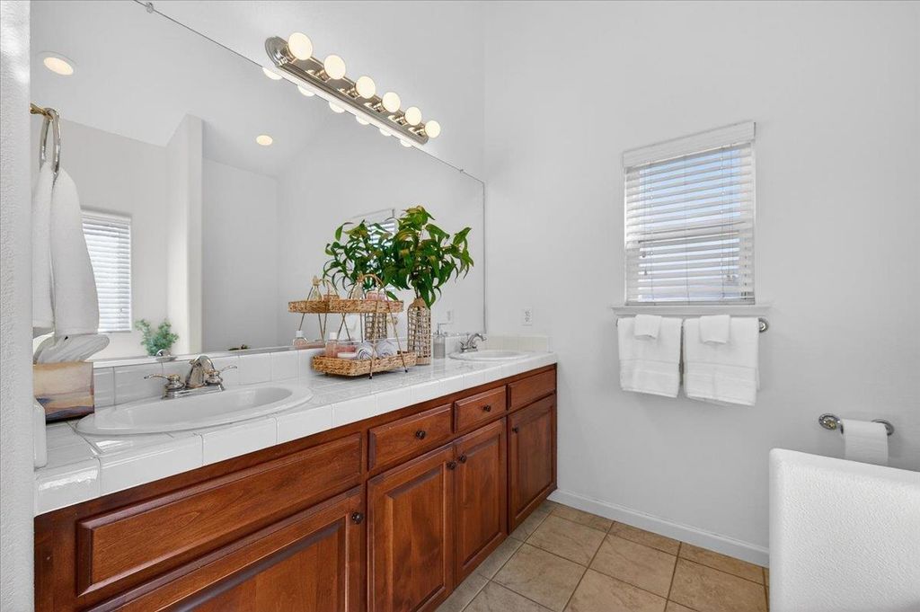 Image 31 of property listing at 6395 W Portals Avenue, Fresno, CA 93723