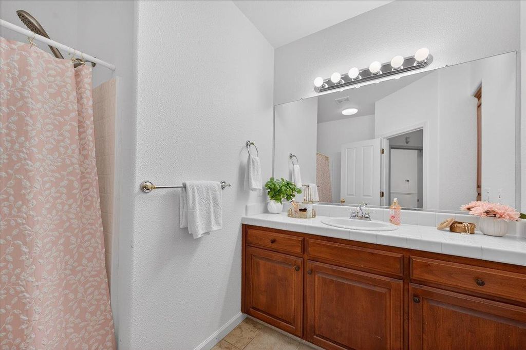 Image 36 of property listing at 6395 W Portals Avenue, Fresno, CA 93723