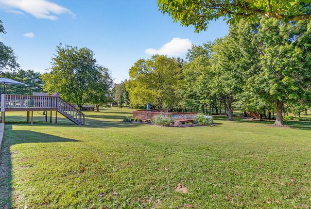 102 Arrowood Dr, Cottontown, TN 37048