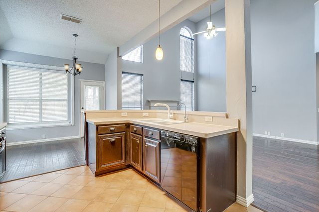 519 Deerwood Drive, Burleson, TX 76028