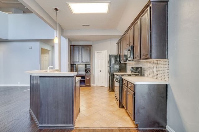 519 Deerwood Drive, Burleson, TX 76028