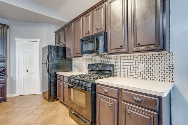 519 Deerwood Drive, Burleson, TX 76028