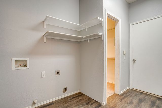 519 Deerwood Drive, Burleson, TX 76028