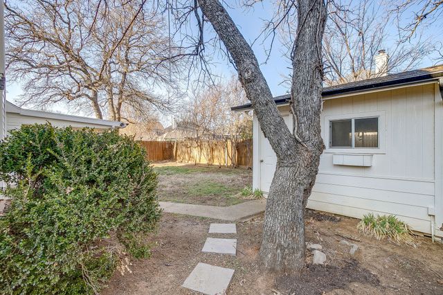 519 Deerwood Drive, Burleson, TX 76028