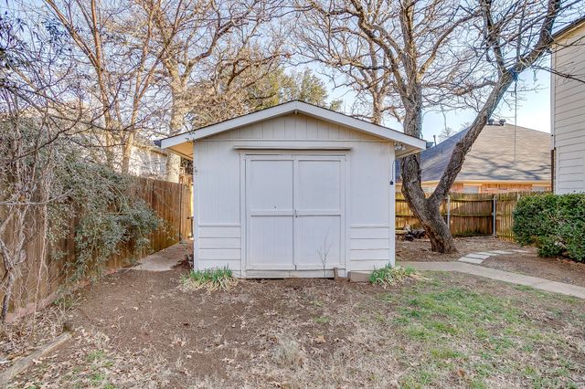 519 Deerwood Drive, Burleson, TX 76028