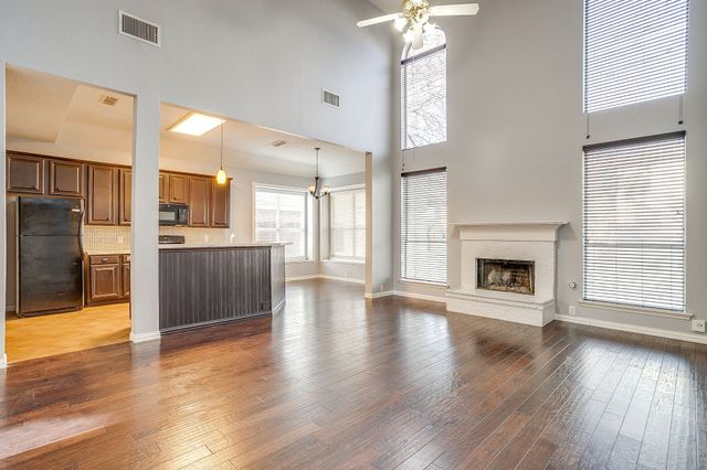 519 Deerwood Drive, Burleson, TX 76028