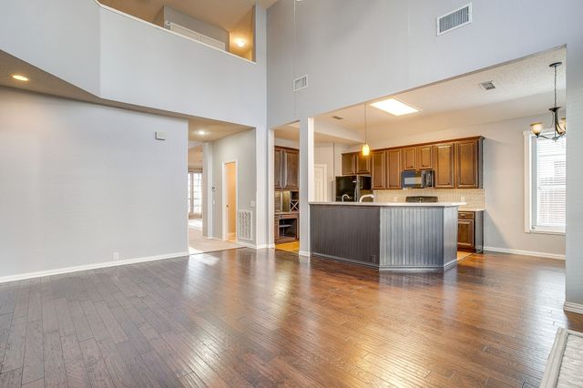 519 Deerwood Drive, Burleson, TX 76028