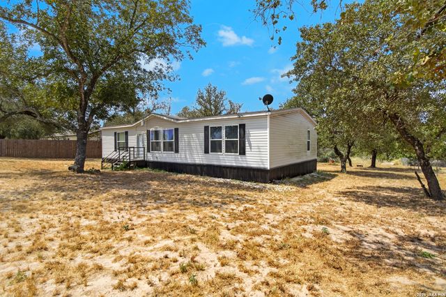 140 Valley View Dr, Poteet, TX 78065