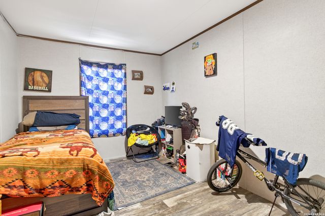 140 Valley View Dr, Poteet, TX 78065