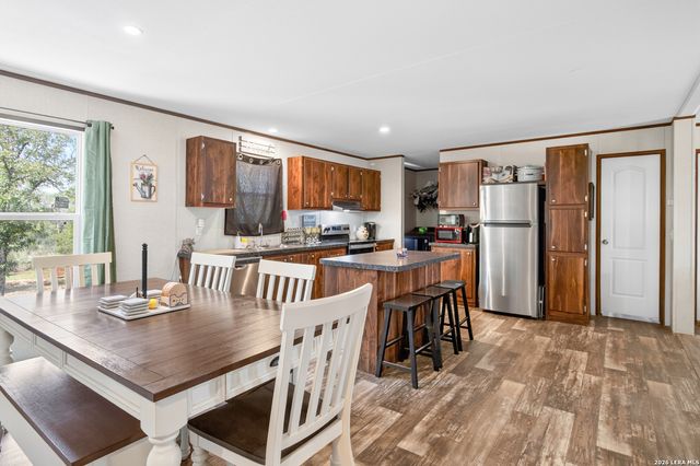 140 Valley View Dr, Poteet, TX 78065