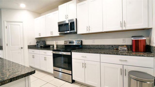 6300 BEVERLY HILLS DRIVE, Zephyrhills, FL 33541