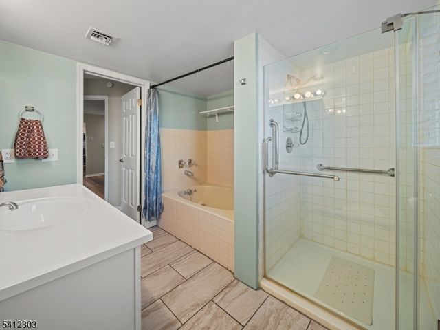 56 Quartz Ln 56, Paterson City, NJ 07501