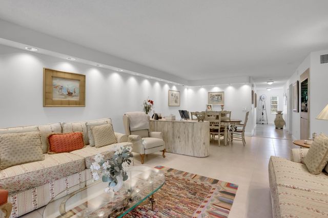 21215 Lago Circle C, Boca Raton, FL 33433