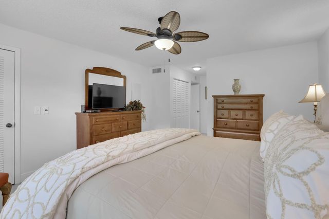 21215 Lago Circle C, Boca Raton, FL 33433