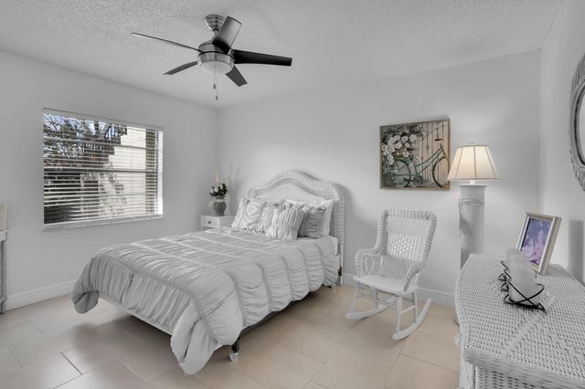 21215 Lago Circle C, Boca Raton, FL 33433