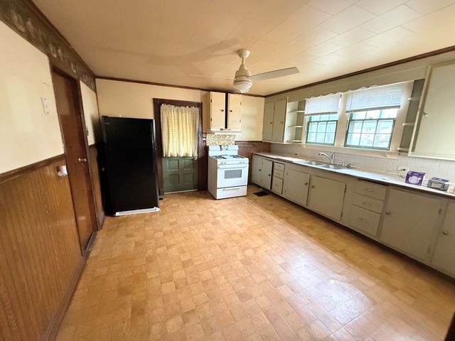 820 S 10th St Street, Herrin, IL 62948