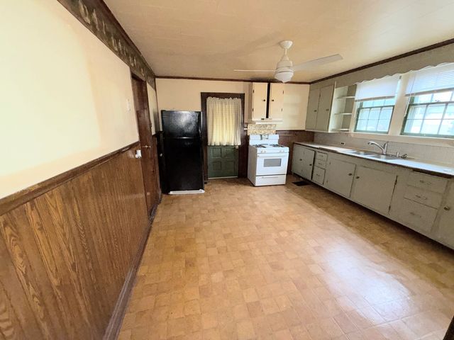 820 S 10th St Street, Herrin, IL 62948