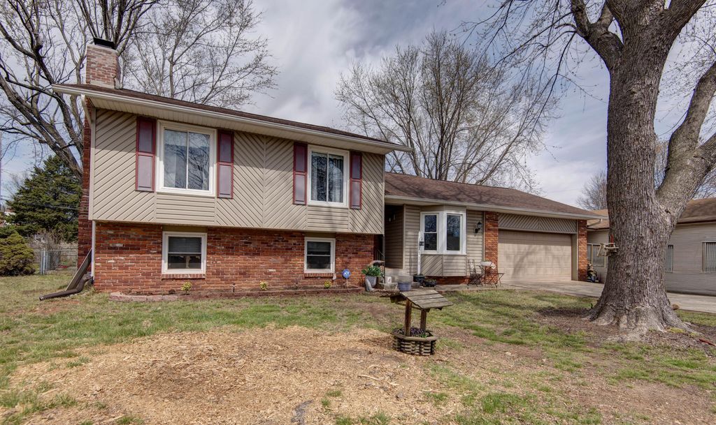 1711 W Whiteside Street, Springfield, MO 65807
