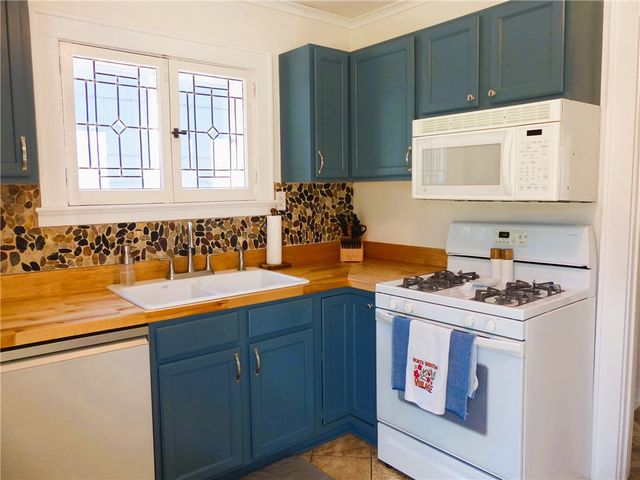 21 Elmcroft Road, Rochester, NY 14609