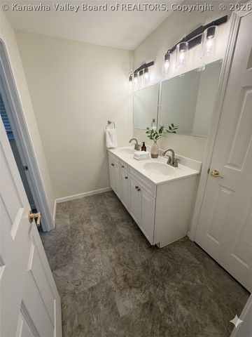 1042 Marina Drive, Hurricane, WV 25526