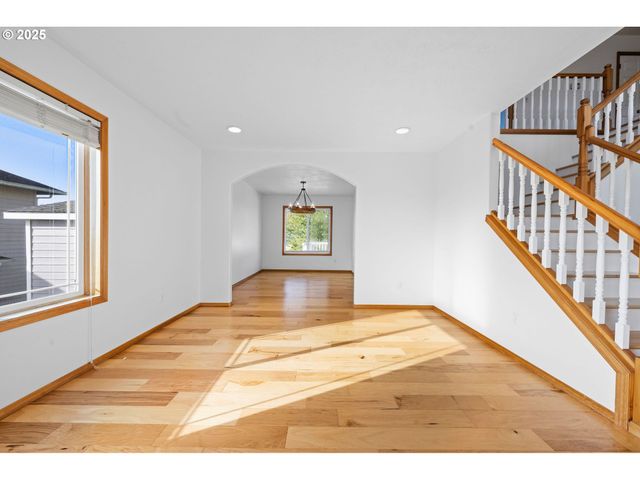 375 McClure Ave, Astoria, OR 97103