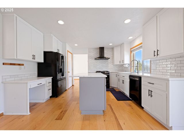 375 McClure Ave, Astoria, OR 97103