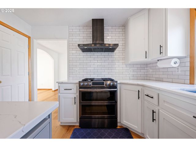 375 McClure Ave, Astoria, OR 97103