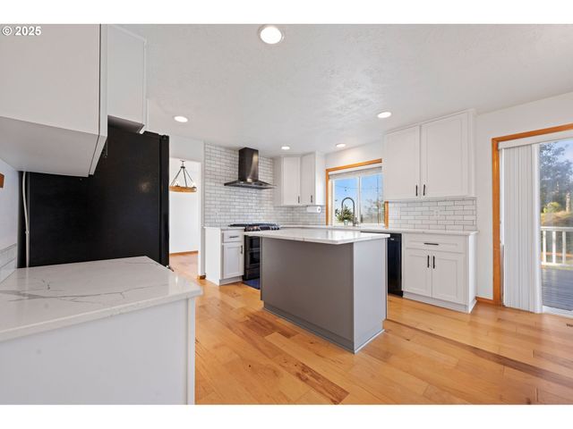 375 McClure Ave, Astoria, OR 97103