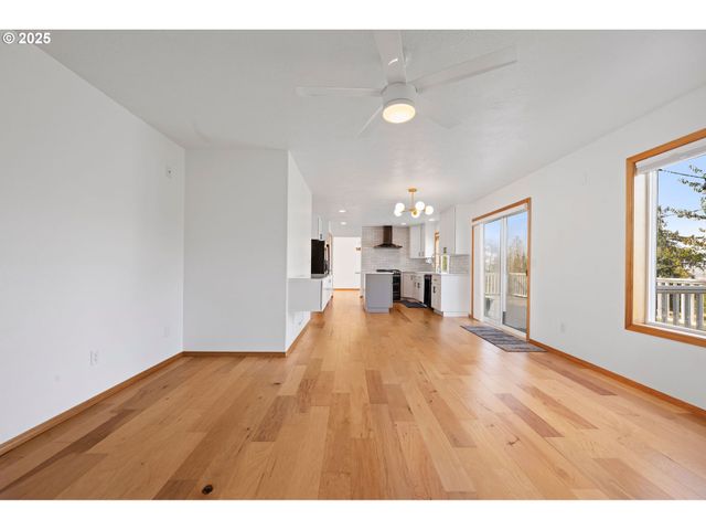 375 McClure Ave, Astoria, OR 97103