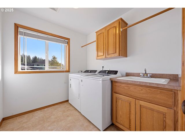 375 McClure Ave, Astoria, OR 97103