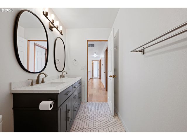 375 McClure Ave, Astoria, OR 97103