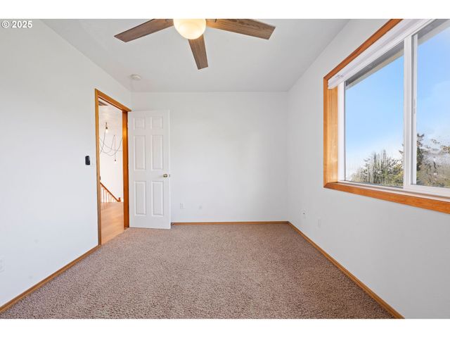 375 McClure Ave, Astoria, OR 97103