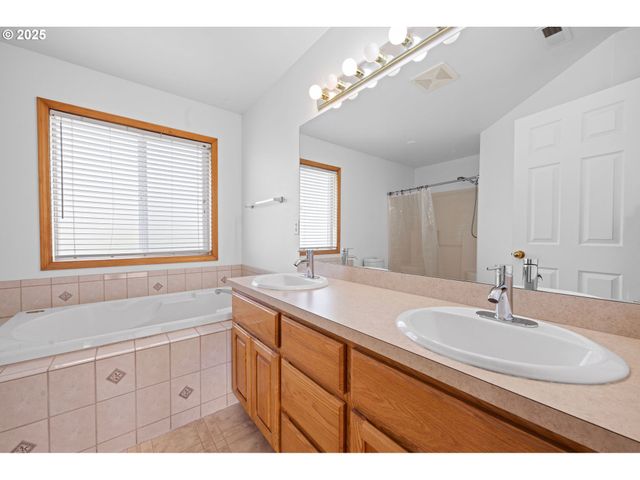 375 McClure Ave, Astoria, OR 97103