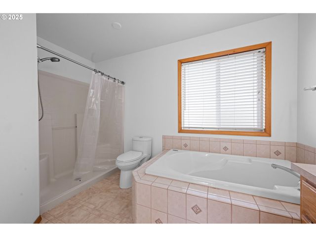 375 McClure Ave, Astoria, OR 97103