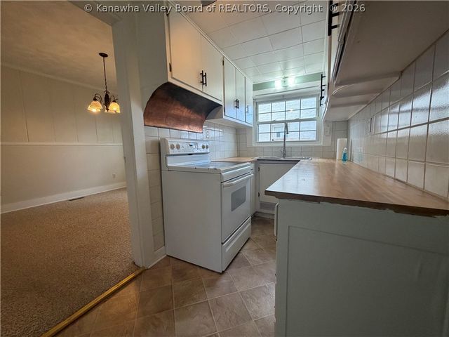 113 Oakwood Road, Charleston, WV 25314