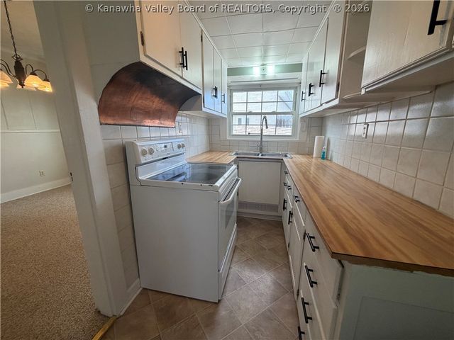 113 Oakwood Road, Charleston, WV 25314