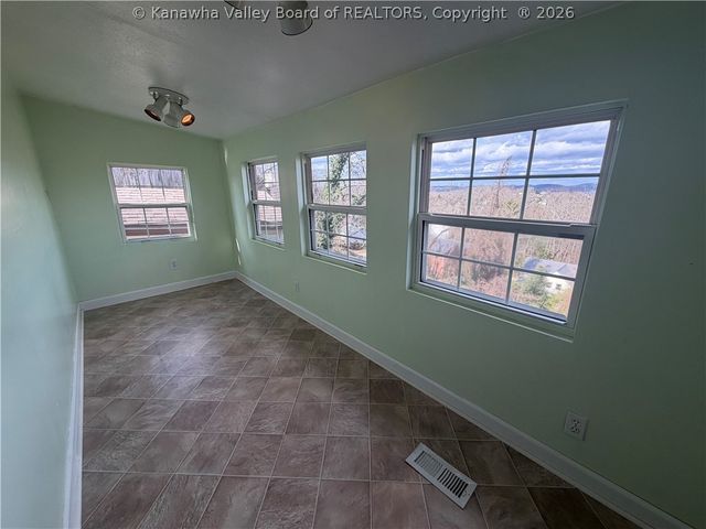 113 Oakwood Road, Charleston, WV 25314