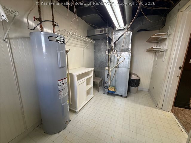 113 Oakwood Road, Charleston, WV 25314