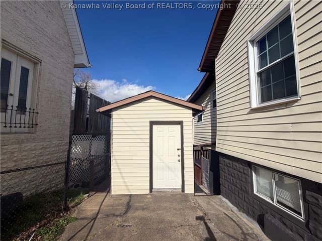 113 Oakwood Road, Charleston, WV 25314