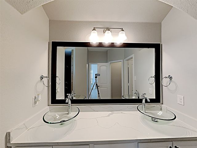 1025 Prairie Heights Drive, Fort Worth, TX 76108
