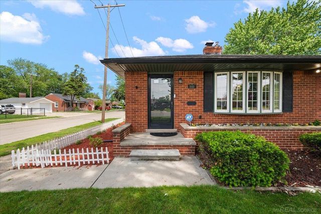 20221 E 11 Mile Road, St Clair Shores, MI 48081