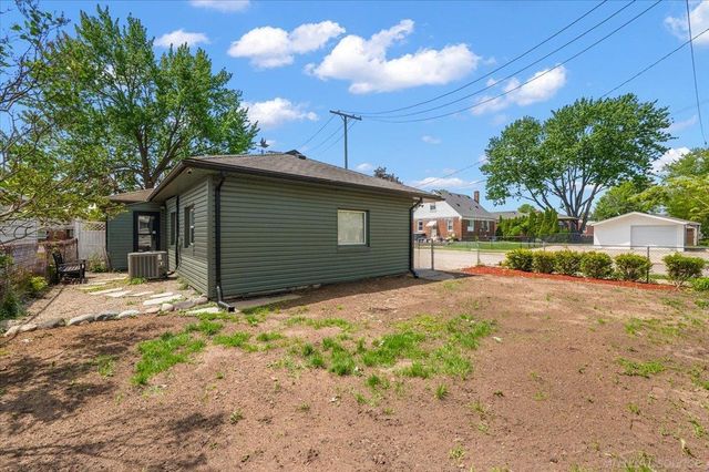 20221 E 11 Mile Road, St Clair Shores, MI 48081